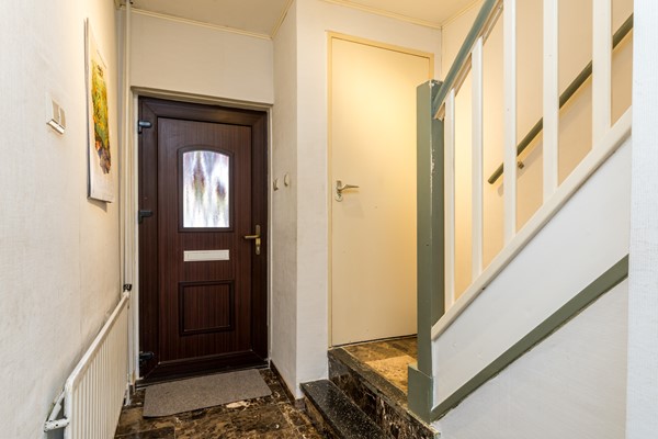 Foto - Te koop: Vlakbij het winkelcentrum in het geliefde, rustige Schaesberg ligt deze charmante, geïsoleerde hoekwoning met een verrassend ruime, multifunctionele zolderverdieping. 